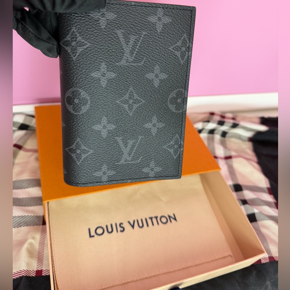 BRAND NEW Louis Vuitton passport holder or wallet - Picture 3 of 3